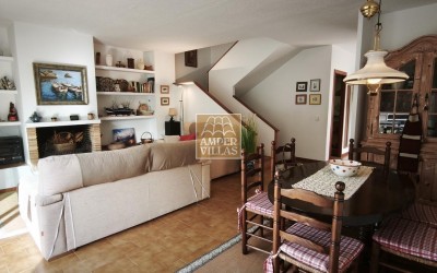 Spacious bungalow with a communal swimming pool and tennis court next to the golf club.